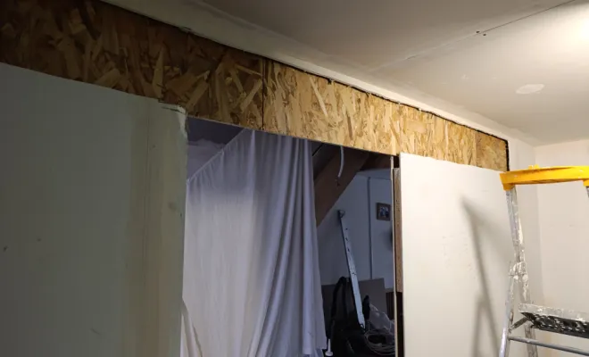 Introduction de renfort bois pour pose de porte coulissante